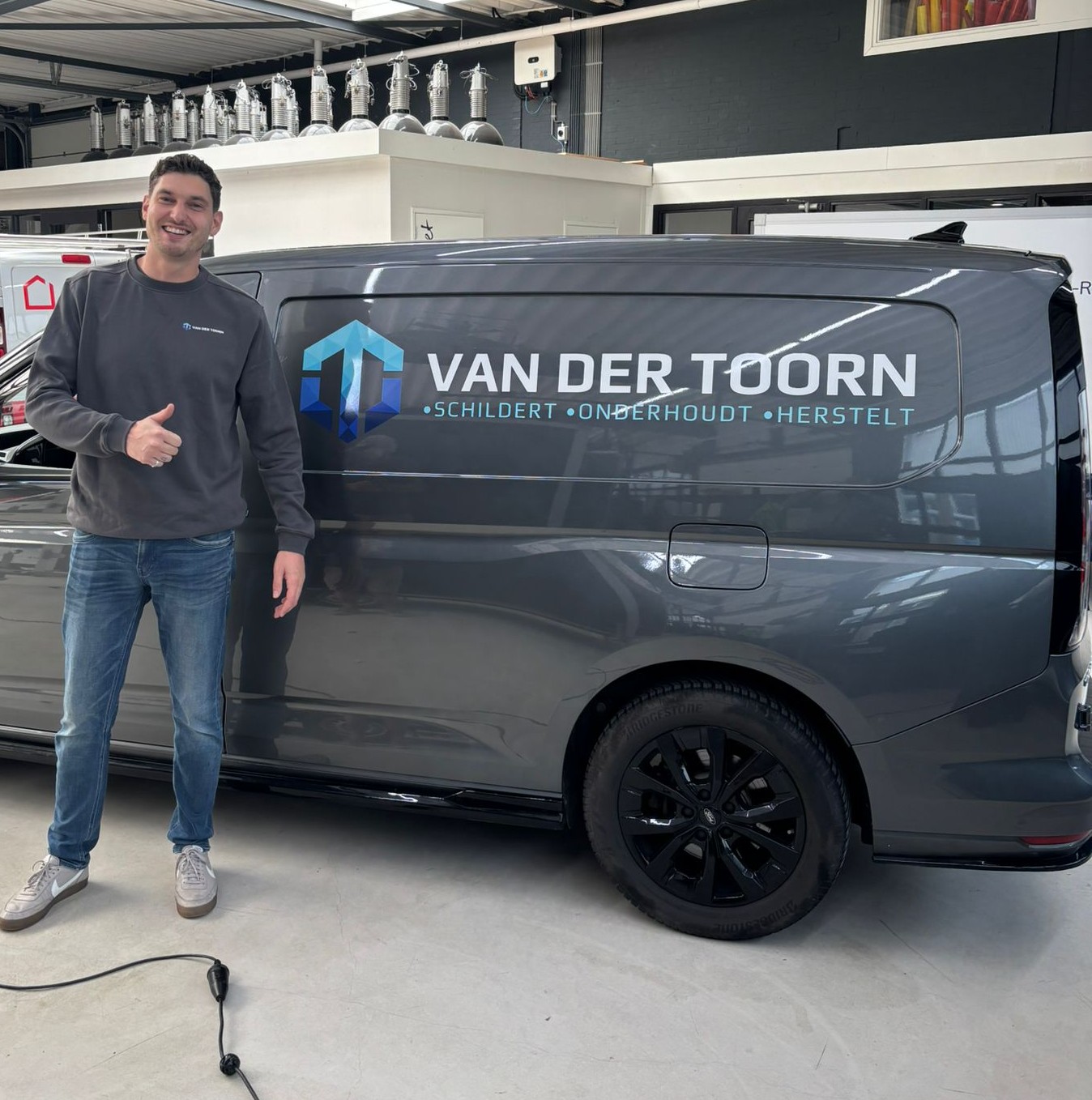 Eigenaar van Van der Toorn Schilderwerken bij de bedrijfsbus